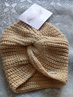 Knit Twist Beanie in Beige